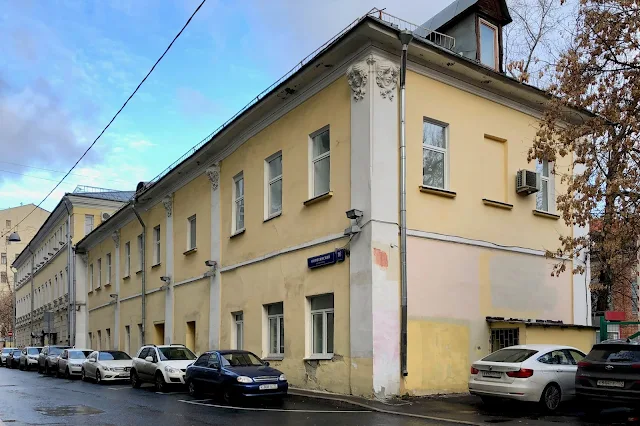 Милютинский переулок, дом бывшей городской усадьбы П. Ф. Митькова - А. Н. Арбатской / бывшее здание театра (здание построено в XVIII веке)