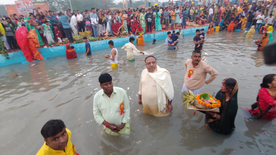 महरौली दिल्ली में उगते सूरज को अर्घ्य के साथ हाथ महापर्व का समापन