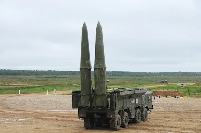 As chamadas armas nucleares táticas podem ser lançadas em sistemas móveis de mísseis balísticos de curto alcance, como o “Iskander” mostrado aqui. Crédito: Pavel Sarychev/Alamy Stock Photo