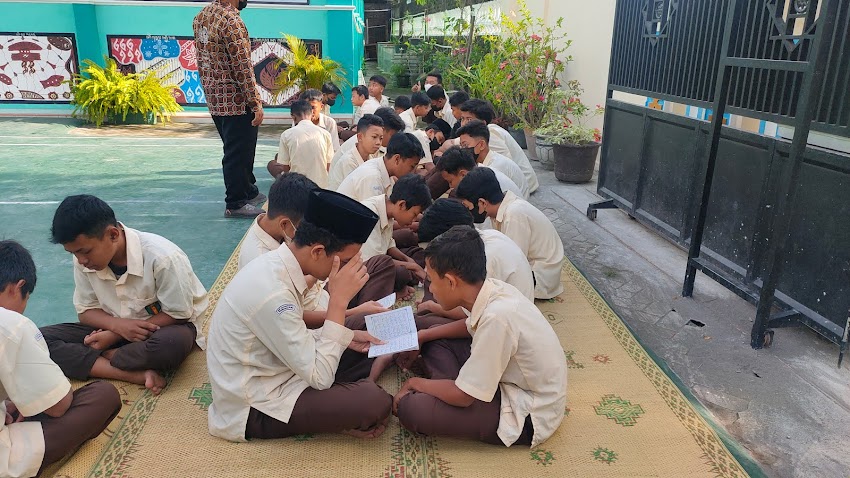 Pembiasaan pagi siswa/i SMP Muhibali