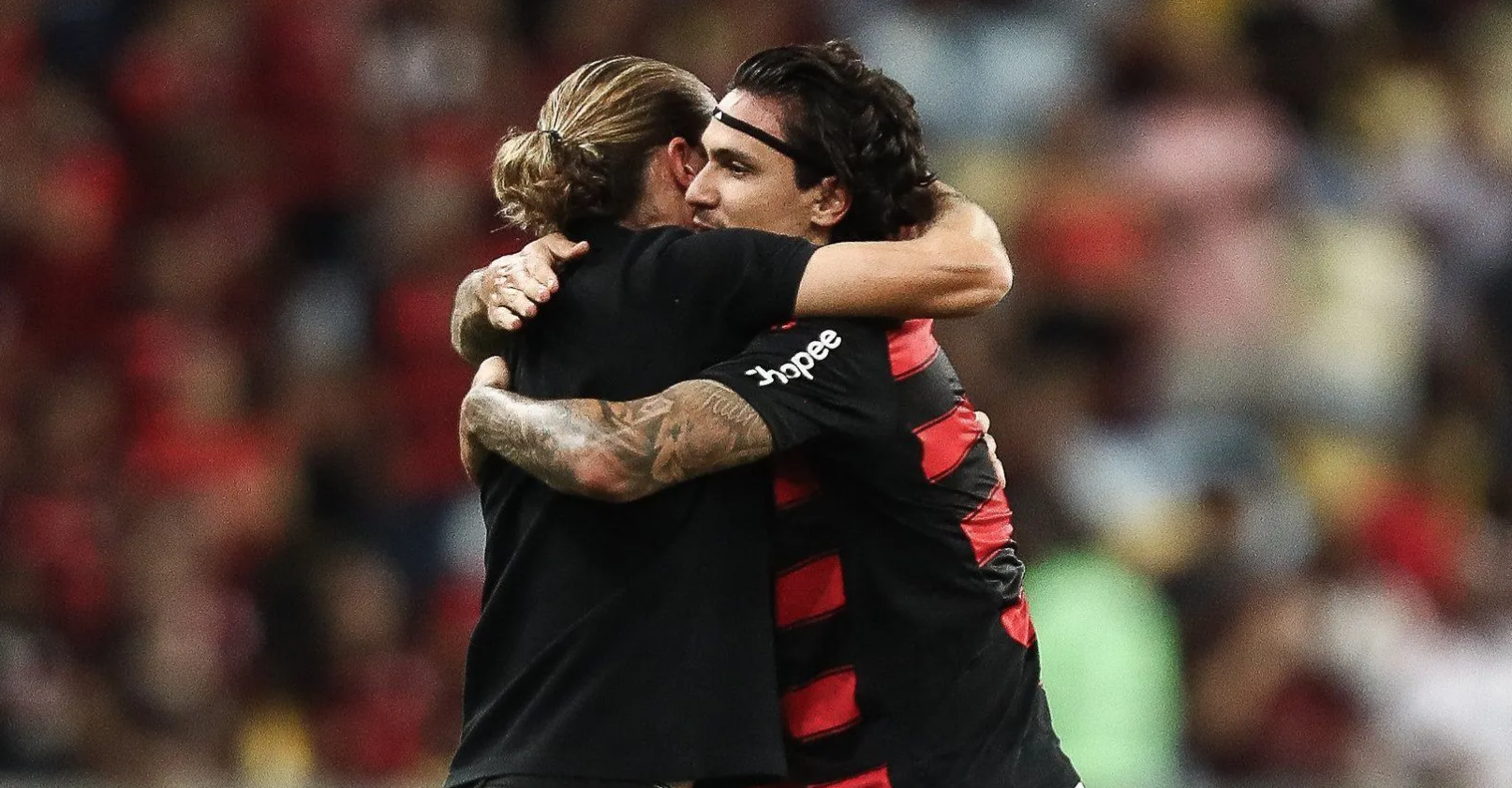 Pedro e Filipe Luis se abraçam em jogo do Flamengo | Foto: Gilvan de Souza
