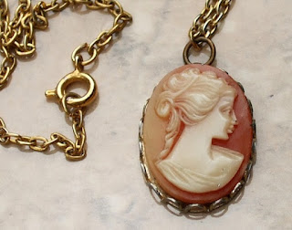 1950s cameo pendant necklace