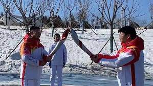 चीन ने गलवान घाटी झड़प में शामिल सैनिक को बीजिंग विंटर ओलिंपिक के मशाल रिले में दी जगह बता दें कि साल 2020 में गलवान घाटी में संघर्ष में बीस भारतीय सैनिक शहीद हो गए थे.  नई दिल्ली: पूर्वी लद्दाख (Eastern Ladakh) में गलवान घाटी ( Galwan Valley) में हुए संघर्ष में शामिल एक चीनी सैनिक ने बुधवार को बीजिंग विंटर ओलंपिक (Beijing Winter Olympics) के पारंपरिक मशाल रिले में हिस्सा लिया. बता दें कि साल 2020 में गलवान घाटी में हुए झड़प में बीस भारतीय सैनिक शहीद हो गए थे. वहीं चीन ने दावा किया था कि उसके चार सैनिकों की मौत हुई थी. हालांकि, भारतीय सेना का कहना था कि उस संघर्ष में चीन के अधिक सैनिक मारे गए थे.   बीजिंग शीतकालीन ओलंपिक के पारंपरिक मशाल रिले में हिस्सा लेने वाला पीपुल्स लिबरेशन आर्मी (People's Liberation Army) का  रेजिमेंट कमांडर Qi Fabao गलवान घाटी में हुए संघर्ष में शामिल था. चीन के एक अखबार ग्लोबल टाइम्स के मुताबिक, रेजिमेंट कमांडर को एक हीरो के रूप में 1,200 मशालधारकों के बीच शामिल किया गया. Qi Fabao गलवान संघर्ष में जख्मी हो गया था. उसे सिर में चोट लगी थी.   बता दें कि दिसंबर में यह कमांडर वहां के एक टीवी चैनल पर दिखाई दिया था, जिसमें वह बता रहा था कि वह युद्ध के मैदान में लौटने और फिर से लड़ने के लिए तैयार हैं.  बता दें कि जून 2020 में गलवान घाटी में हिंसक झड़प के बाद भारत और चीन के बीच कई दौर की सैन्य और कूटनीतिक वार्ता हो चुकी है.     China has given place in the torch relay of Beijing Winter Olympics to the soldier involved in the Galvan Valley clash Let us inform that in the year 2020, twenty Indian soldiers were martyred in the conflict in Galvan Valley.  New Delhi:A Chinese soldier involved in a conflict in the Galwan Valley in Eastern Ladakh  took part in the traditional torch relay of the Beijing Winter Olympics on Wednesday. Let us inform that in the year 2020, twenty Indian soldiers were martyred in the skirmish in Galvan Valley. At the same time, China claimed that four of its soldiers had died. However, the Indian Army said that more Chinese soldiers were killed in that conflict.   Qi Fabao, a regiment commander of the People's Liberation Army, who took part in the traditional torch relay of the Beijing Winter Olympics, was involved in the conflict in the Galwan Valley. According to the Global Times, a Chinese newspaper, the regiment commander was inducted as a hero among 1,200 torchbearers. Qi Fabao Galwan was wounded in the conflict. He had suffered a head injury.   Let us tell you that in December this commander appeared on a TV channel there, in which he was telling that he was ready to return to the battlefield and fight again. Let us inform that after the violent clash in Galvan Valley in June 2020, there have been several rounds of military and diplomatic talks between India and China.