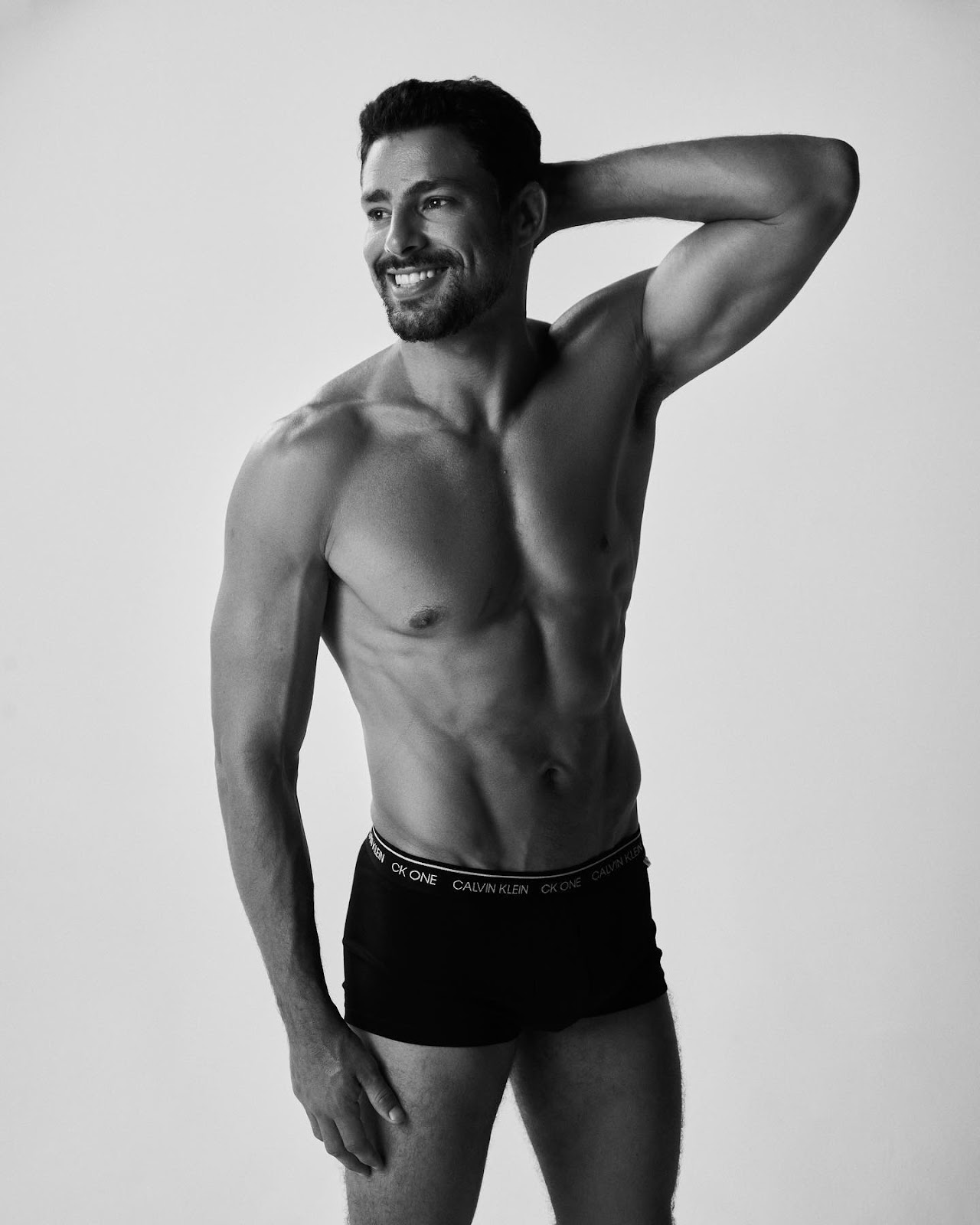 Cauã Reymond de cueca em ensaio para nova campanha da Calvin Klein. Foto: Divulgação