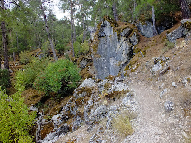 Подъём через скалы после села Гёйнюк Яйласы