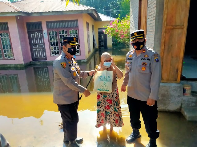 RESPON CEPAT TANGGAP, AKBP IKHWAN LUBIS, SH. MH., TINJAU KORBAN BANJIR DI DESA KUALA GUNUNG