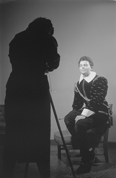 Gérard Philipe dans son costume de Ruy Blas, photographié en mars 1955 par Richard Peter junior. © Deutsche Fotothek, via Europeana
