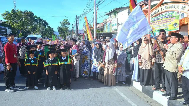 Wawako Padang Lepas Pawai Ta’aruf Kegiatan Khatam Alquran dan Wisuda Iqra gabungan MDTA dan TPQ se-Kelurahan Rimbo Kaluang