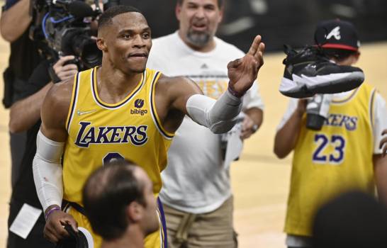 Sin LeBron, Lakers doblegan a Spurs