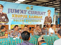 AKP JOKO PRANOTO, SH. (KASAT BINMAS POLRES MOJOKERTO) LAKSANAKAN GIAT "JUM'AT CURHAT" DI PUJASERA BUMDES POHJEJER KECAMATAN GONDANG