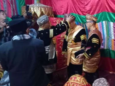 Diarak Anak Kemenakan ke Rumah Gadang Suku Chaniago, Saluak Penghulu Dipasangkan, Wako Padang Hendri Septa Resmi Sandang Gelar Adat Datuk Alam Batuah