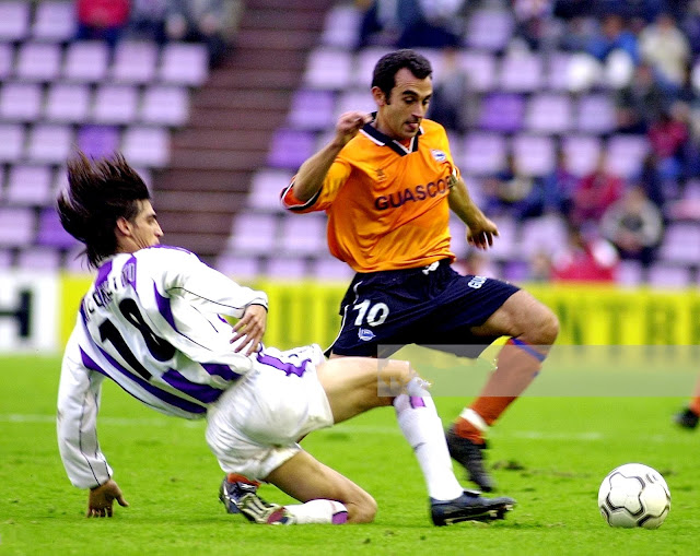 Pablo Ricchetti intenta frenar a Pablo. REAL VALLADOLID C. F. 1 DEPORTIVO ALAVÉS 3 Domingo 21/10/2001, 18:00 horas. Campeonato de Liga de 1ª División, jornada 9. Valladolid, nuevo estadio José Zorrilla