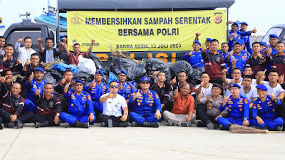 Personel Polda Aceh Bersihkan Sampah di TPI Lampulo