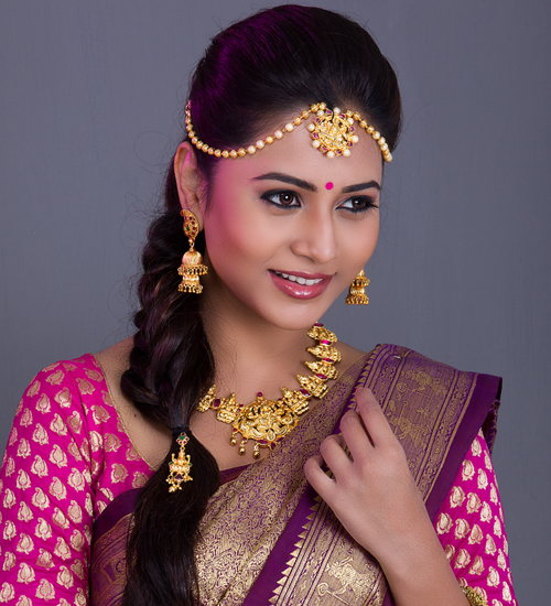 The South Indian Traditional Bridal Hairstyle for Reception:The South Indian Traditional Bridal Hairstyle for Reception: