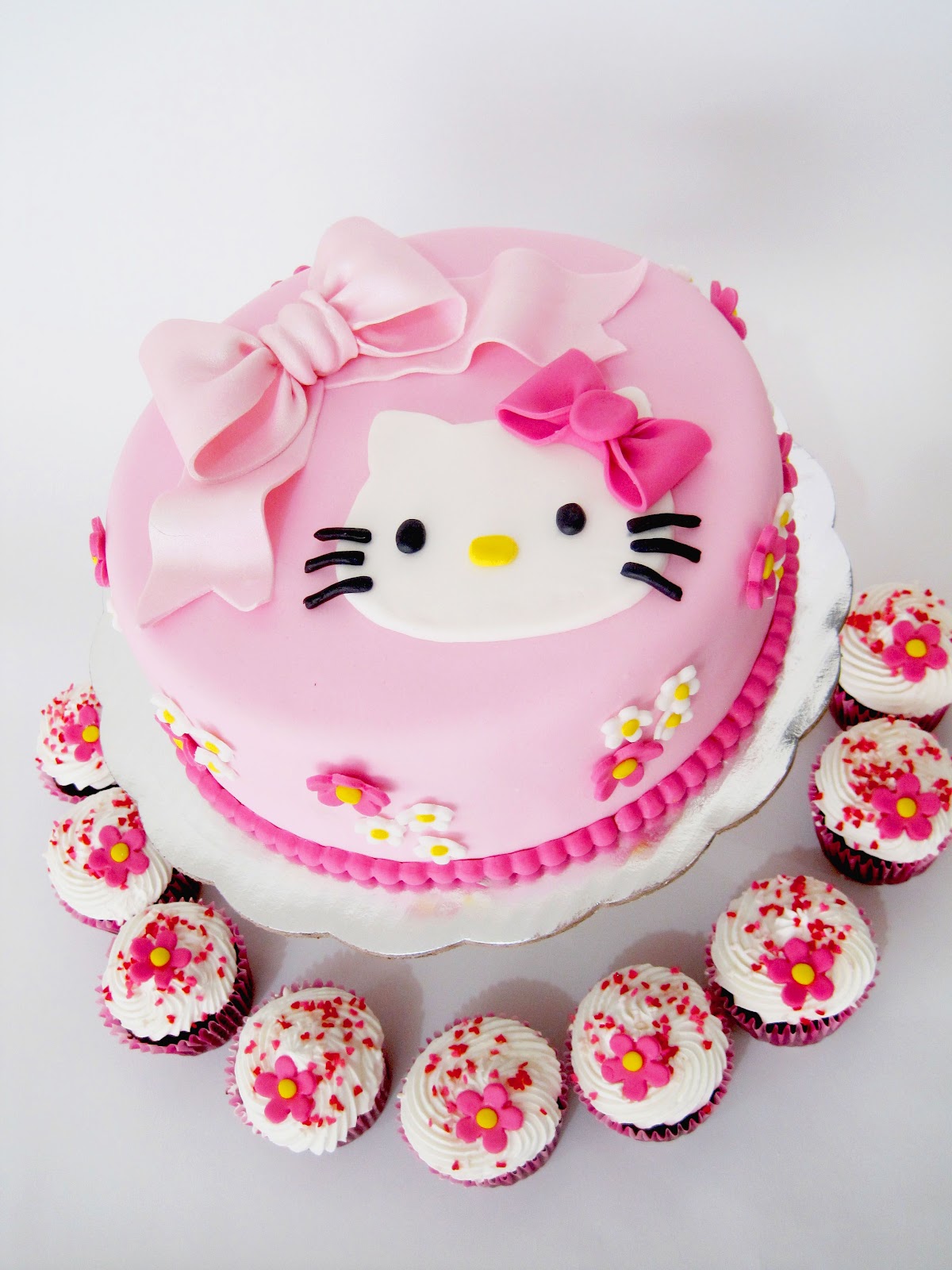 pictures of hello kitty cake