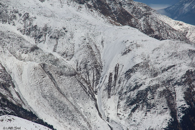 Una foto della valle dello Stubai del 17.11.2021. La neve fresca, appena caduta, scivola sui pendii erbosi molto ripidi. Si sono distaccate anche piccole valanghe di neve umida a debole coesione  - un'immagine che sarà spesso da osservare anche dopo le prossime nevicate.