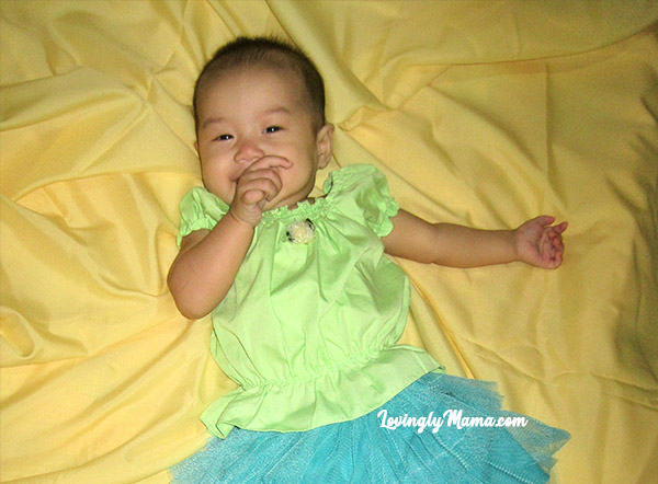 teething symptoms, baby, sleepless nights, soreness of gums, irritable baby, low-grade fever, when babies start teething, infants, teething, teething symptoms, drooling, fever, biting, teether, gum gel, Chinese teething powder, teething 