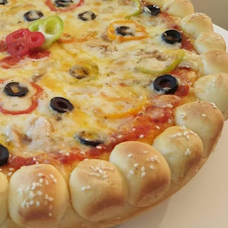 بيتزا محشية الاطراف بعجينة الزبادي القطنية