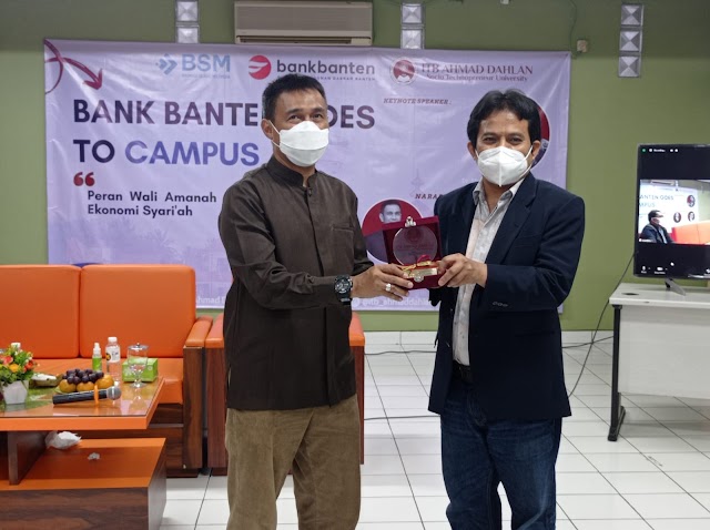 DIRUT BANK BANTEN PAPARKAN KONSEP EKONOMI KERAKYATAN SYARIAH DI ITB AHMAD DAHLAN