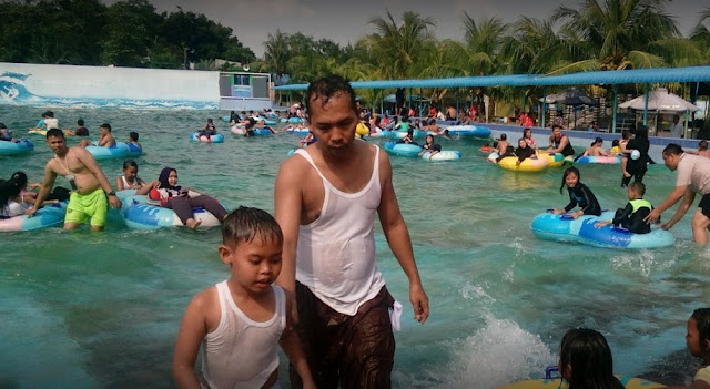 Kolam renang pondok bambu