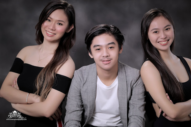 Nicole Sy Graduation Studio Portrait with Family #teamerrees #erreesstudio #ilocosstudiophotographer #abrastudiophotographer #graduation2022 #mapuauniversitygraduate2022 #gradpic2022