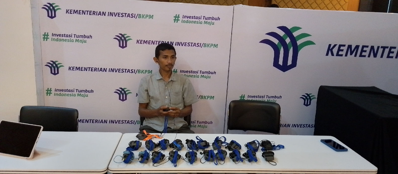 Rental Interpreter simultaneous system untuk kelancara meeting investasi. Ayo sewa Interpreter dan Alat penerjemah bahasa dengan headset dan earphone receiver dan transmitter