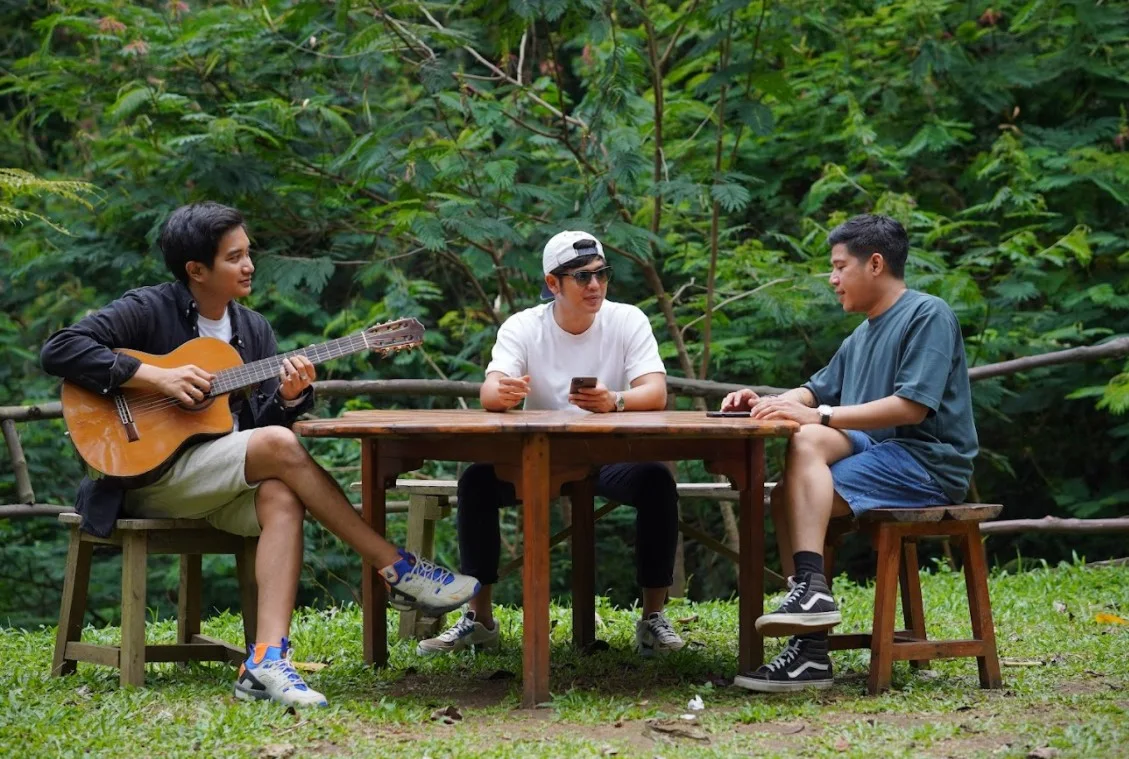 Trio Produser dan Pencipta Lagu Laleilmanino Jalan-Jalan ke Hutan Situ Gunung