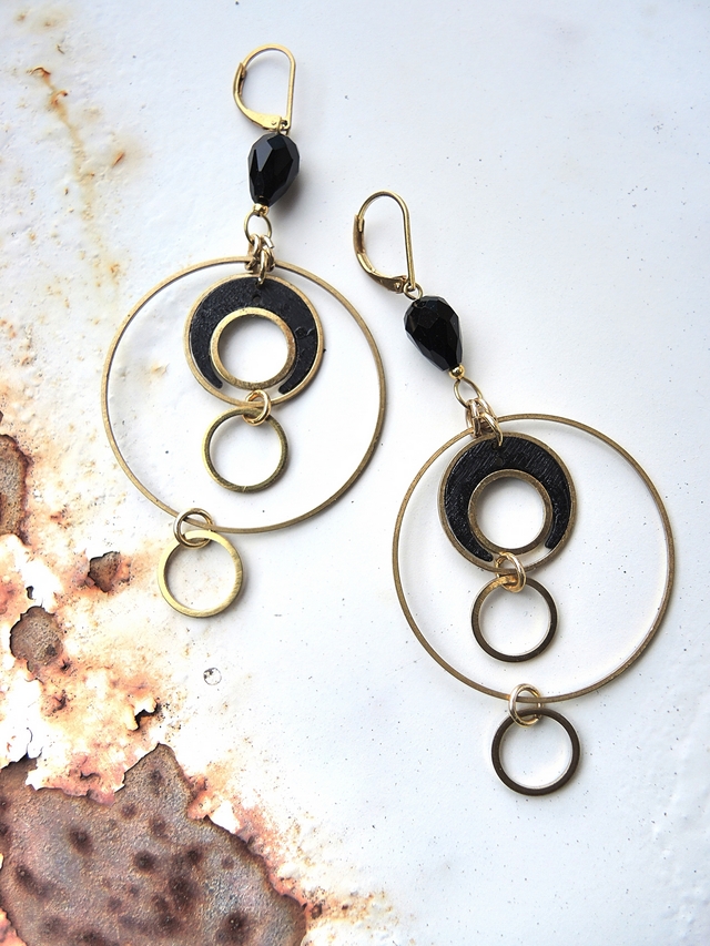 DIY oorbellen/earrings 'black and golden moon "