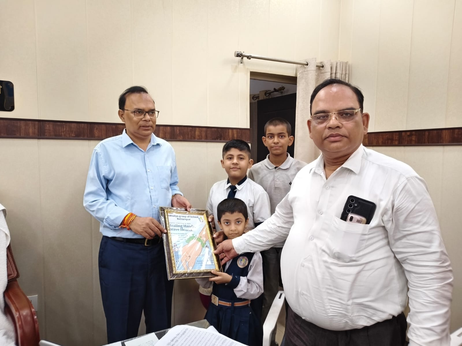 BALRAMPUR...वात्सल पब्लिक स्कूल के बच्चों ने किया डॉक्टर्स का सम्मान