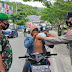 Aparat Gabungan TNI-Polri di Luwuk Gelar Razia Vaksin dan Bagi Masker di Jalan