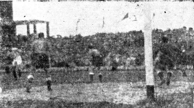 Coque remata a la portería de Alonso. REAL VALLADOLID DEPORTIVO 3 REAL MADRID C. F. 1. 24/05/1950. Copa del Generalísimo, semifinal, partido de vuelta. Valladolid, estadio Municipal José Zorrilla. GOLES: 1-0: 13’, Coque. 1-1: 22’, Lesmes I, en propia puerta. 2-1: 50’, Juanco. 3-1: 73’, Coque.