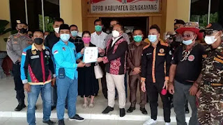 A total of 12 mass organizations visited the Bengkayang DPRD office to express anger and offence at Edy Mulyadi's