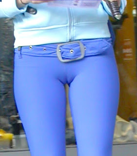 Sexi edecan calzas entalladas cameltoe