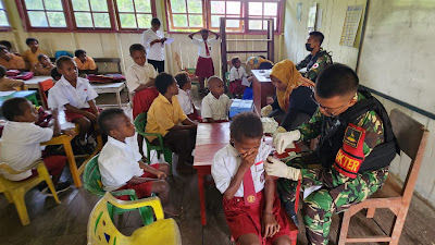 Peduli Kesehatan Anak Papua, Satgas Yonif 310/KK Lakukan Imunisasi di Perbatasan RI-PNG