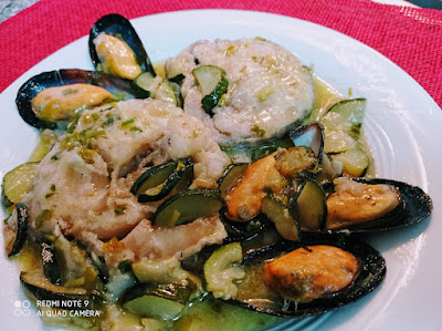 Merluza guisada con calabacín y mejillones