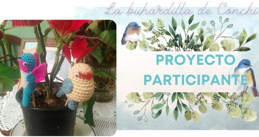 Cartel con proyecto de los dos amigurumis en forma de pájaro decorando una maceta en la parte izquierda y a la derecha el nombre del blog participante La buhardilla de Conchi.