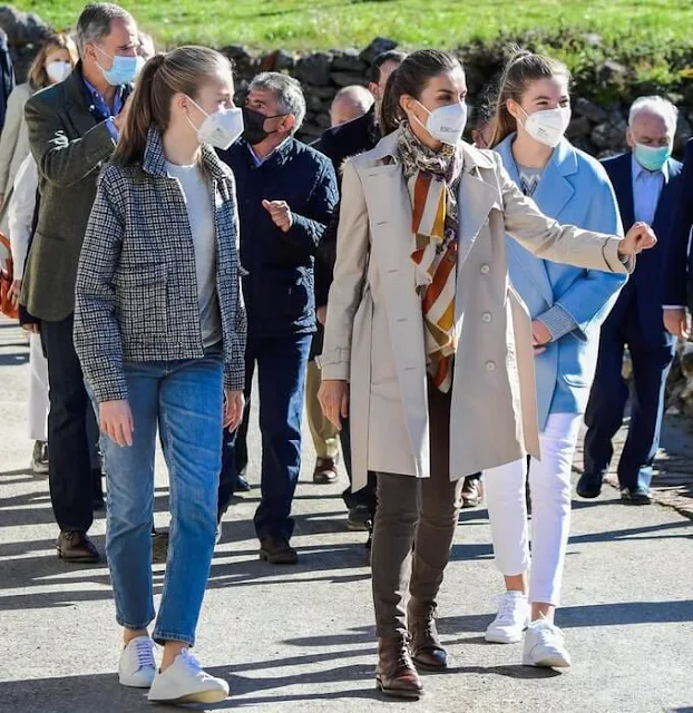 Princess Leonor and Infanta Sofia. Hugo Boss trench coat, Springfield tweed jacket, Massimo Dutti blue wool cashmere coat