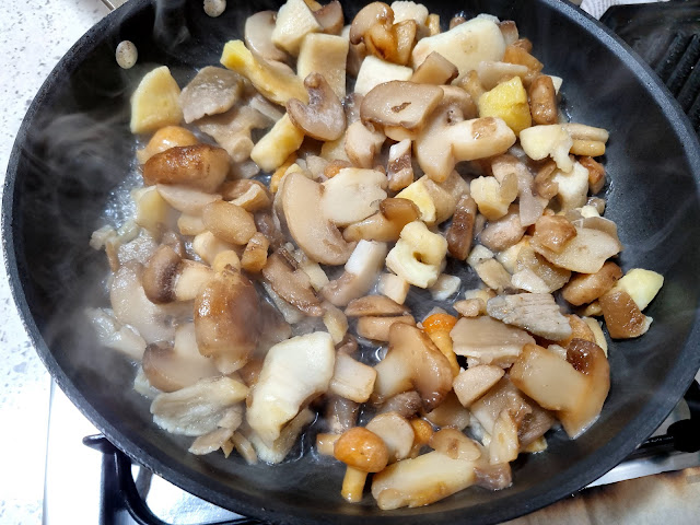 EMPANADILLAS DE CARNE, SETAS Y QUESO CON PASTA DE TRUFA LA COCINERA NOVATA MASA QUEBRADA TUPPERWARE CARNE PICADA RECETA HORNO