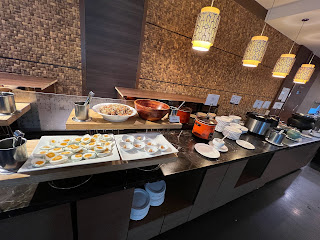 北部兩天一夜輕旅行的好地方，三峽大板根森林溫泉飯店，有亞熱帶雨林步道和溫泉可以泡湯。狗狗也可以同行同住，飯店對狗很友善。親子空間寬敞，也可以在園區中烤肉，開車半小時車程或坐溫泉公車到達這個森林秘境。也可以單獨買三峽大板根森林遊園門票入場，住宿經驗很不錯，推薦住森林小木屋區，旅展時有優惠住宿卷訂購。