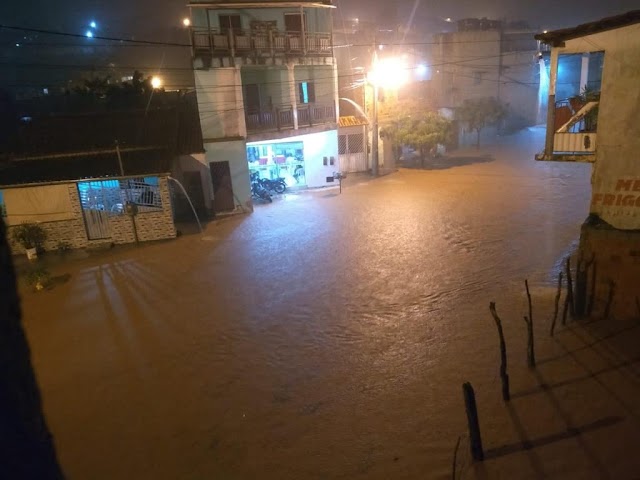 Baixa Grande chuva deixa pessoas ilhadas casas foram invadidas pelas águas . 