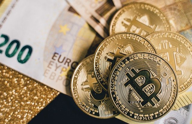 gambar bitcoin dan sejumlah uang