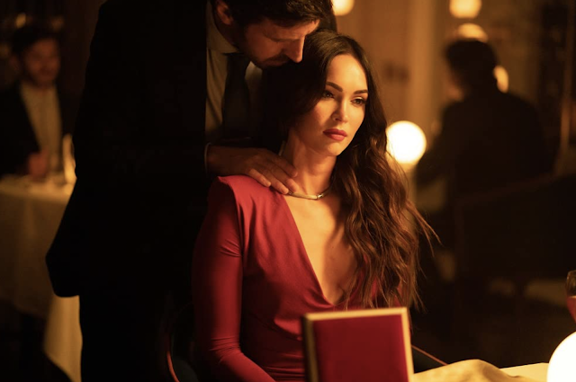 Escena Till Death: Mark (Eoin Macken) entrega a Emma (Megan Fox) un regalo de aniversario.