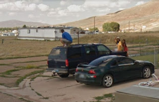 Viral! Seorang Pria Tanpa Sadar Terekam Google Maps Saat Lagi Buang Air Besar di Atap Mobil
