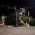 Caminhão arrasta poste de energia elétrica em SJB