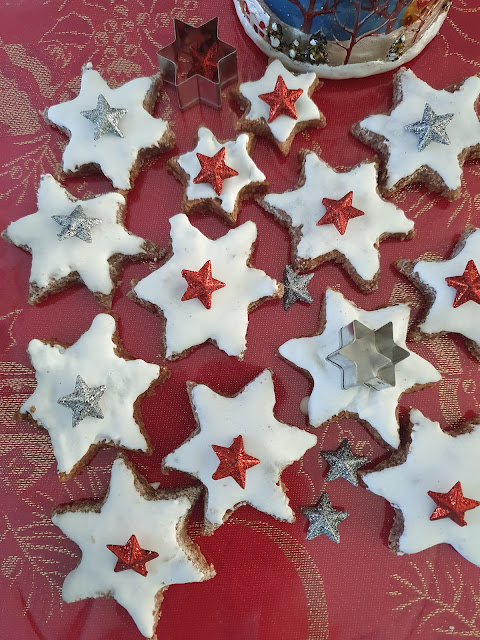 Biscuits de Noël étoiles amandes cannelle; "Zimtsterne"; Biscuits de Noël étoiles amandes cannelle; "Zimtsterne"