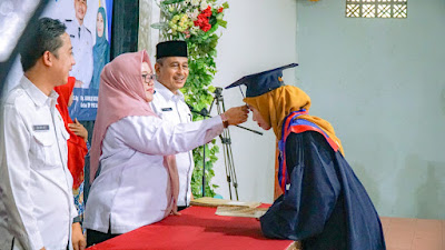 473 Orang Tua Hebat Di Wisuda Dari SOTH Kecamatan Bungah