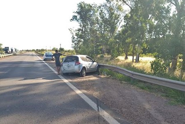 Despistó con su auto en Ruta 14 y terminó impactando contra el guardarrail