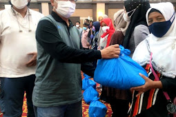 Kementerian BUMN Bersama PT Timah Tbk, Bagikan 300 Paket Sembako di Karimun