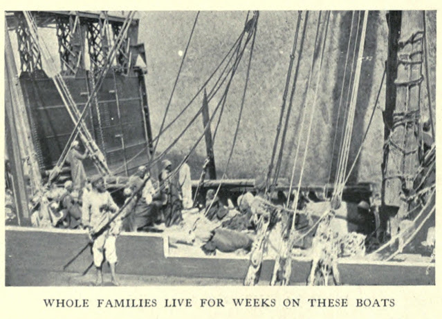 عائلات بأكملها تعيش لأسابيع فوق هذه القوارب
