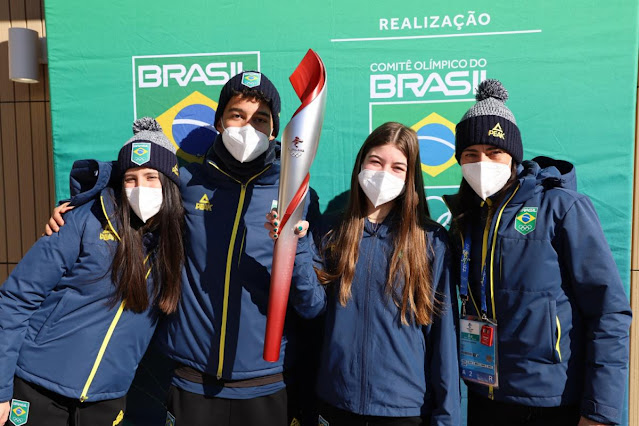 Brasileiros com a tocha olímpica